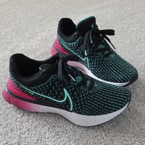 Nike Sneakers - Black, Teal, and Pink Size 8M